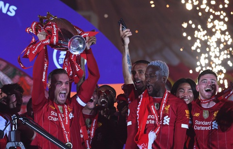 Liverpool giơ cao cúp vô địch Premier League sau 30 năm chờ đợi - Ảnh 5. Liverpool giơ cao cúp vô địch Premier League sau 30 năm chờ đợi - Ảnh 5.