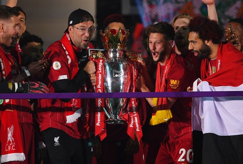 Liverpool giơ cao cúp vô địch Premier League sau 30 năm chờ đợi - Ảnh 9. Liverpool giơ cao cúp vô địch Premier League sau 30 năm chờ đợi - Ảnh 9.