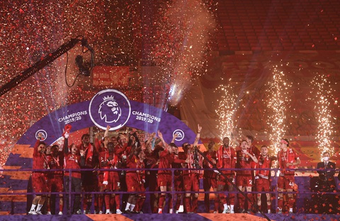 Liverpool giơ cao cúp vô địch Premier League sau 30 năm chờ đợi - Ảnh 6. Liverpool giơ cao cúp vô địch Premier League sau 30 năm chờ đợi - Ảnh 6.