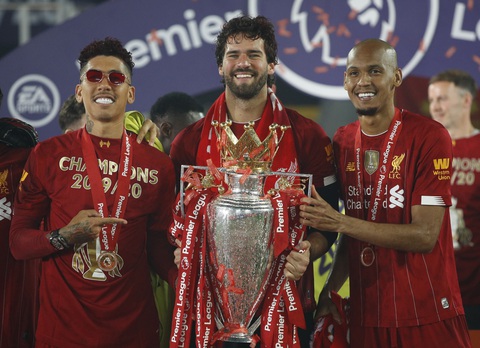 Liverpool giơ cao cúp vô địch Premier League sau 30 năm chờ đợi - Ảnh 10. Liverpool giơ cao cúp vô địch Premier League sau 30 năm chờ đợi - Ảnh 10.