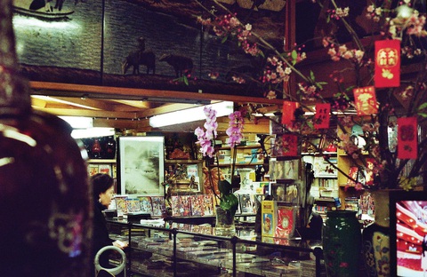 Sài Gòn - Paris: Một màn hạ xuống, một màn kéo lên - Ảnh 1. Sài Gòn - Paris: Một màn hạ xuống, một màn kéo lên - Ảnh 1.