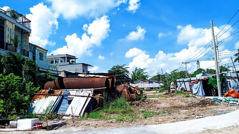 Xây cầu Long Kiểng dở dang, dân chen nhau qua cầu sắt ọp ẹp - Ảnh 2. Xây cầu Long Kiểng dở dang, dân chen nhau qua cầu sắt ọp ẹp - Ảnh 2.
