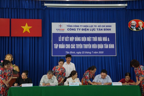 Điện lực Tân Bình ký hợp đồng mua bán điện mặt trời mái nhà với 20 khách hàng - Ảnh 1. Điện lực Tân Bình ký hợp đồng mua bán điện mặt trời mái nhà với 20 khách hàng - Ảnh 1.