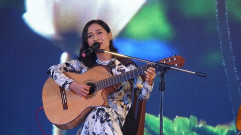Nguyễn Phi Hùng, Hạnh Nguyên, Ngọc Mai hát hết mình phục vụ công nhân lao động - Ảnh 4. Nguyễn Phi Hùng, Hạnh Nguyên, Ngọc Mai hát hết mình phục vụ công nhân lao động - Ảnh 4.
