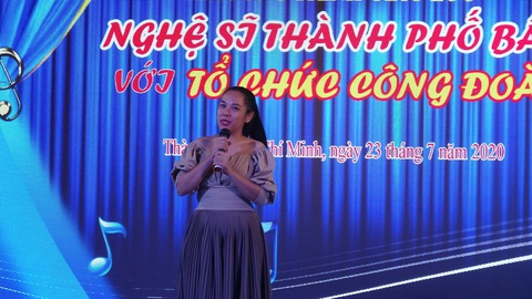 Nguyễn Phi Hùng, Hạnh Nguyên, Ngọc Mai hát hết mình phục vụ công nhân lao động - Ảnh 3. Nguyễn Phi Hùng, Hạnh Nguyên, Ngọc Mai hát hết mình phục vụ công nhân lao động - Ảnh 3.