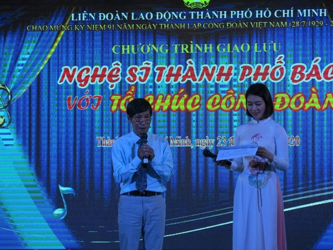 Nguyễn Phi Hùng, Hạnh Nguyên, Ngọc Mai hát hết mình phục vụ công nhân lao động - Ảnh 1. Nguyễn Phi Hùng, Hạnh Nguyên, Ngọc Mai hát hết mình phục vụ công nhân lao động - Ảnh 1.