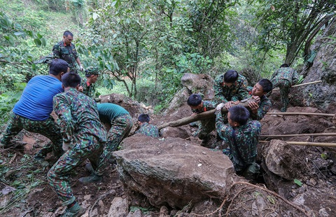 Tìm máu xương đồng đội ở chiến địa Vị Xuyên - Kỳ 1: Xương anh lẫn trong đá, mìn - Ảnh 3. Tìm máu xương đồng đội ở chiến địa Vị Xuyên - Kỳ 1: Xương anh lẫn trong đá, mìn - Ảnh 3.