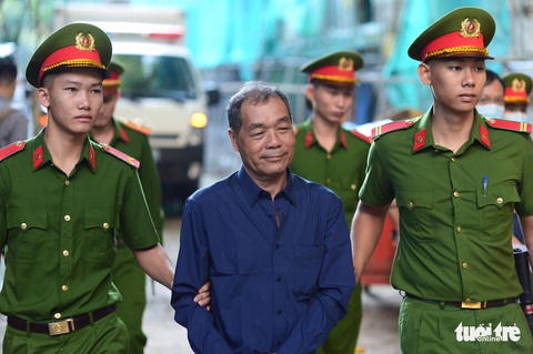 Sáng nay, đại gia Trầm Bê cùng siêu lừa Dương Thanh Cường hầu tòa - Ảnh 1. Sáng nay, đại gia Trầm Bê cùng siêu lừa Dương Thanh Cường hầu tòa - Ảnh 1.