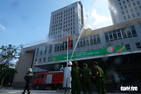 Chiến sĩ nhí học chữa cháy, cứu người trong đám cháy - Ảnh 6. Chiến sĩ nhí học chữa cháy, cứu người trong đám cháy - Ảnh 6.