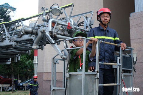 Chiến sĩ nhí học chữa cháy, cứu người trong đám cháy - Ảnh 10. Chiến sĩ nhí học chữa cháy, cứu người trong đám cháy - Ảnh 10.