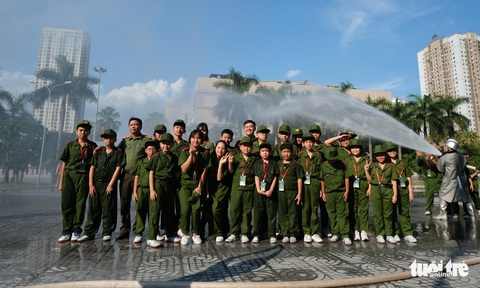 Chiến sĩ nhí học chữa cháy, cứu người trong đám cháy - Ảnh 11. Chiến sĩ nhí học chữa cháy, cứu người trong đám cháy - Ảnh 11.