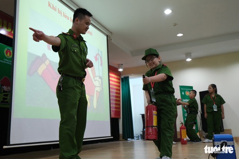 Chiến sĩ nhí học chữa cháy, cứu người trong đám cháy - Ảnh 4. Chiến sĩ nhí học chữa cháy, cứu người trong đám cháy - Ảnh 4.
