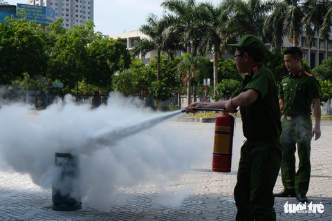 Chiến sĩ nhí học chữa cháy, cứu người trong đám cháy - Ảnh 5. Chiến sĩ nhí học chữa cháy, cứu người trong đám cháy - Ảnh 5.