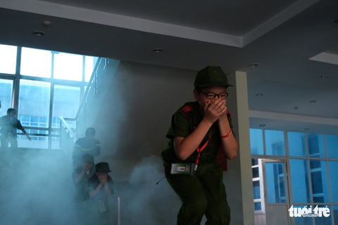 Chiến sĩ nhí học chữa cháy, cứu người trong đám cháy - Ảnh 2. Chiến sĩ nhí học chữa cháy, cứu người trong đám cháy - Ảnh 2.