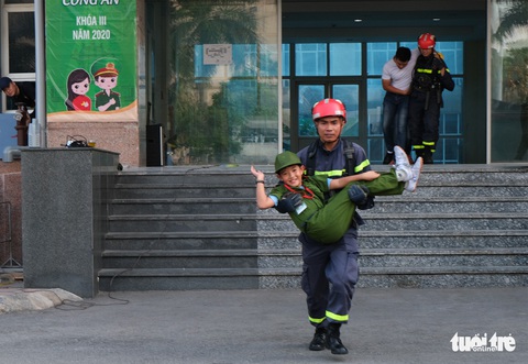 Chiến sĩ nhí học chữa cháy, cứu người trong đám cháy - Ảnh 7. Chiến sĩ nhí học chữa cháy, cứu người trong đám cháy - Ảnh 7.
