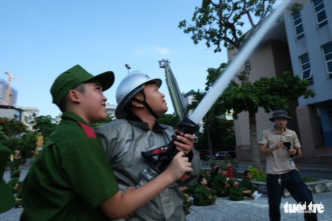 Chiến sĩ nhí học chữa cháy, cứu người trong đám cháy - Ảnh 9. Chiến sĩ nhí học chữa cháy, cứu người trong đám cháy - Ảnh 9.