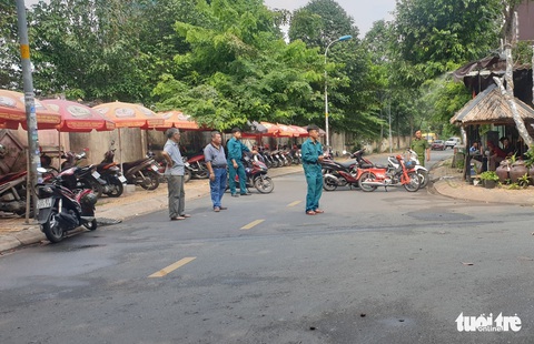 Nam thanh niên chết cạnh xe máy, dao Thái Lan găm trên ngực - Ảnh 2. Nam thanh niên chết cạnh xe máy, dao Thái Lan găm trên ngực - Ảnh 2.