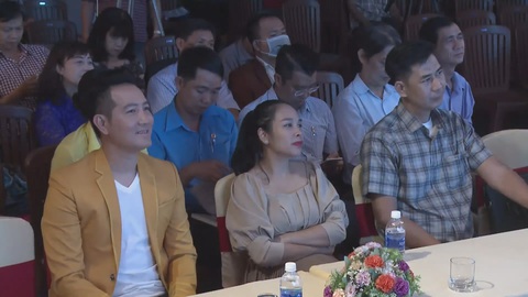 Nguyễn Phi Hùng, Hạnh Nguyên, Ngọc Mai hát hết mình phục vụ công nhân lao động - Ảnh 2. Nguyễn Phi Hùng, Hạnh Nguyên, Ngọc Mai hát hết mình phục vụ công nhân lao động - Ảnh 2.