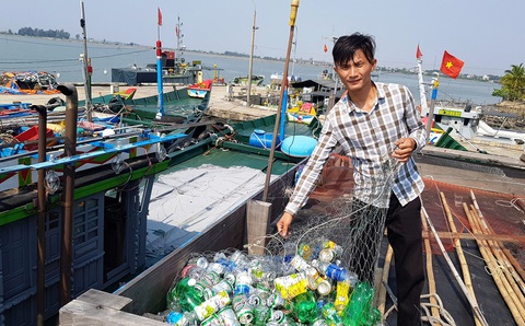 Biến rác biển thành... học bổng - Ảnh 1. Biến rác biển thành... học bổng - Ảnh 1.