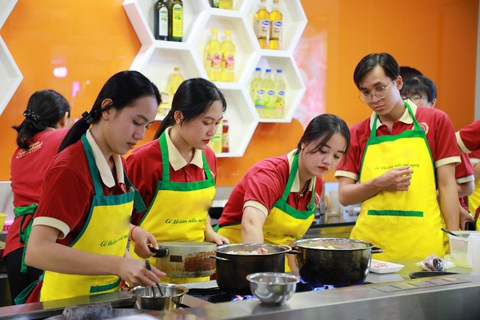 SIU chú trọng đào tạo kỹ năng thực tế cho sinh viên quản trị nhà hàng - khách sạn - Ảnh 3. SIU chú trọng đào tạo kỹ năng thực tế cho sinh viên quản trị nhà hàng - khách sạn - Ảnh 3.