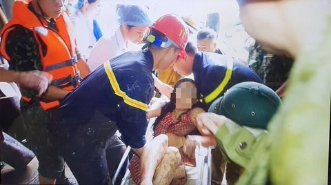 Hàng xóm bất lực nhìn hai mẹ kêu cứu trong căn nhà bị sập ở Hà Giang - Ảnh 3. Hàng xóm bất lực nhìn hai mẹ kêu cứu trong căn nhà bị sập ở Hà Giang - Ảnh 3.