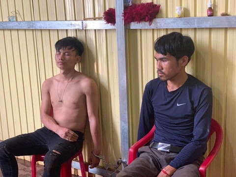 CSGT nổ súng bắt nhóm thanh niên vận chuyển 200kg ma túy đá vào TP.HCM - Ảnh 3. CSGT nổ súng bắt nhóm thanh niên vận chuyển 200kg ma túy đá vào TP.HCM - Ảnh 3.