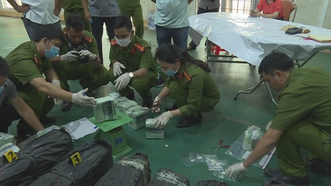 CSGT nổ súng bắt nhóm thanh niên vận chuyển 200kg ma túy đá vào TP.HCM - Ảnh 1. CSGT nổ súng bắt nhóm thanh niên vận chuyển 200kg ma túy đá vào TP.HCM - Ảnh 1.