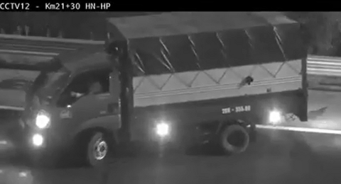 Không tin nổi khi tài xế xe tải vừa đi lùi, vừa ngược chiều gần chục kilomet cao tốc - Ảnh 2. Không tin nổi khi tài xế xe tải vừa đi lùi, vừa ngược chiều gần chục kilomet cao tốc - Ảnh 2.