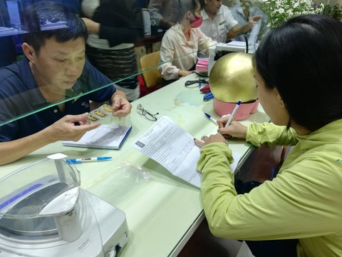 Giá vàng rớt còn 55,3 triệu đồng, nhiều người tranh thủ bán - Ảnh 1. Giá vàng rớt còn 55,3 triệu đồng, nhiều người tranh thủ bán - Ảnh 1.