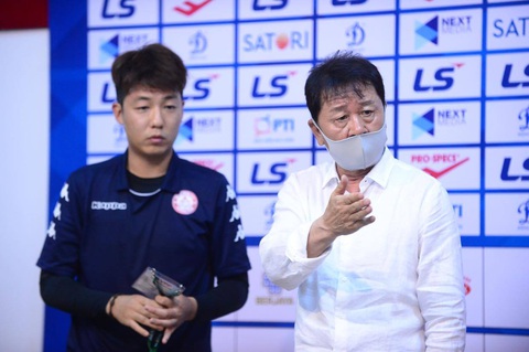 HLV Chung Hae Soung: Tôi mà là trọng tài hôm nay thì tôi không ra sân nữa - Ảnh 1. HLV Chung Hae Soung: Tôi mà là trọng tài hôm nay thì tôi không ra sân nữa - Ảnh 1.