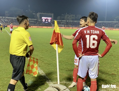Công Phượng và cầu thủ TP.HCM hai lần phản ứng trọng tài không thổi 11m - Ảnh 9. Công Phượng và cầu thủ TP.HCM hai lần phản ứng trọng tài không thổi 11m - Ảnh 9.