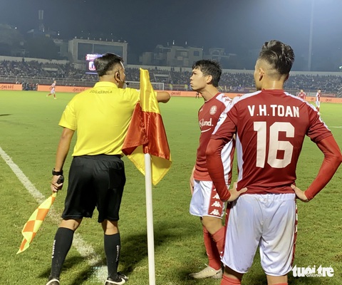 Công Phượng và cầu thủ TP.HCM hai lần phản ứng trọng tài không thổi 11m - Ảnh 10. Công Phượng và cầu thủ TP.HCM hai lần phản ứng trọng tài không thổi 11m - Ảnh 10.