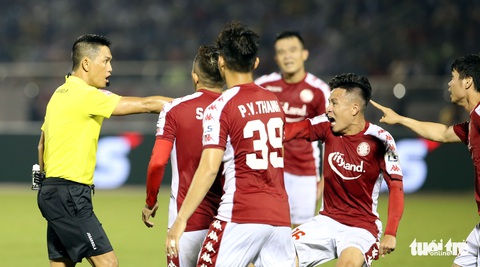 Công Phượng và cầu thủ TP.HCM hai lần phản ứng trọng tài không thổi 11m - Ảnh 5. Công Phượng và cầu thủ TP.HCM hai lần phản ứng trọng tài không thổi 11m - Ảnh 5.