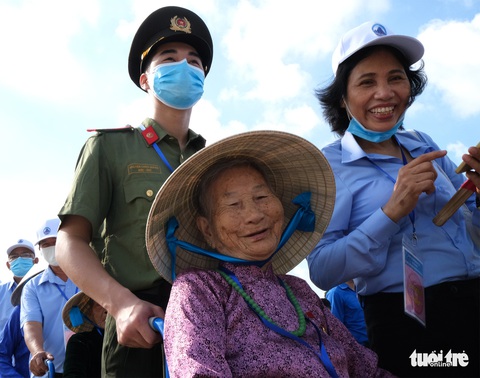 Xúc động mẹ Việt Nam anh hùng ra thăm lăng Bác, đọc lại bài thơ động viên con ra trận - Ảnh 3. Xúc động mẹ Việt Nam anh hùng ra thăm lăng Bác, đọc lại bài thơ động viên con ra trận - Ảnh 3.
