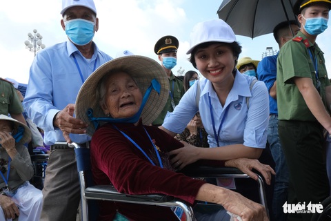 Xúc động mẹ Việt Nam anh hùng ra thăm lăng Bác, đọc lại bài thơ động viên con ra trận - Ảnh 7. Xúc động mẹ Việt Nam anh hùng ra thăm lăng Bác, đọc lại bài thơ động viên con ra trận - Ảnh 7.