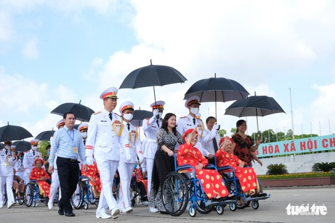 Xúc động mẹ Việt Nam anh hùng ra thăm lăng Bác, đọc lại bài thơ động viên con ra trận - Ảnh 1. Xúc động mẹ Việt Nam anh hùng ra thăm lăng Bác, đọc lại bài thơ động viên con ra trận - Ảnh 1.