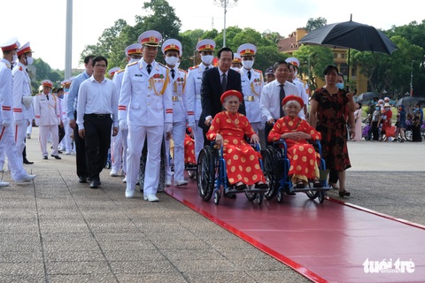 Xúc động mẹ Việt Nam anh hùng ra thăm lăng Bác, đọc lại bài thơ động viên con ra trận - Ảnh 4. Xúc động mẹ Việt Nam anh hùng ra thăm lăng Bác, đọc lại bài thơ động viên con ra trận - Ảnh 4.