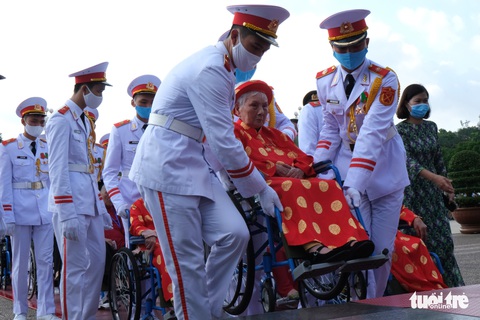 Xúc động mẹ Việt Nam anh hùng ra thăm lăng Bác, đọc lại bài thơ động viên con ra trận - Ảnh 5. Xúc động mẹ Việt Nam anh hùng ra thăm lăng Bác, đọc lại bài thơ động viên con ra trận - Ảnh 5.