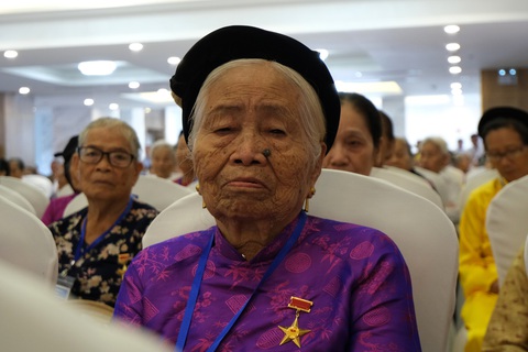 Vì dân vì nước, đi mấy năm con về - Ảnh 1. Vì dân vì nước, đi mấy năm con về - Ảnh 1.