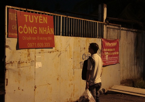 Đời công nhân: Khất phòng mấy tháng, nợ cơm cả tuần, buồn thiu xóm trọ - Ảnh 1. Đời công nhân: Khất phòng mấy tháng, nợ cơm cả tuần, buồn thiu xóm trọ - Ảnh 1.