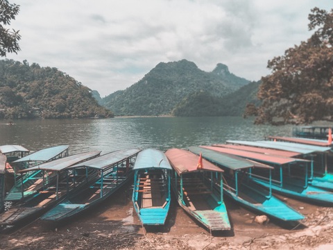 Tôi mê lắm màu áo xanh của hồ Ba Bể - Ảnh 2. Tôi mê lắm màu áo xanh của hồ Ba Bể - Ảnh 2.