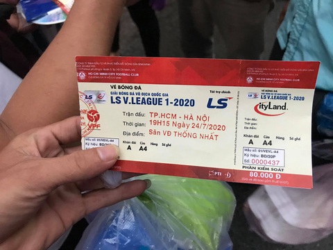 Nhiều người không được vào sân vì bị lừa mua vé giả trận CLB TP.HCM - CLB Hà Nội - Ảnh 1. Nhiều người không được vào sân vì bị lừa mua vé giả trận CLB TP.HCM - CLB Hà Nội - Ảnh 1.
