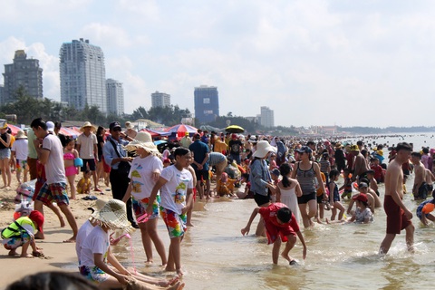 Du khách ùn ùn đi Vũng Tàu, xe nhích từng cm gần hết quốc lộ 51 - Ảnh 4. Du khách ùn ùn đi Vũng Tàu, xe nhích từng cm gần hết quốc lộ 51 - Ảnh 4.
