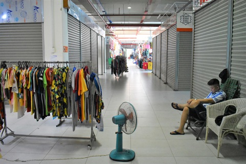 Chợ Đầm mới: Cả tháng nay tôi chỉ bán được... 200.000 đồng - Ảnh 1. Chợ Đầm mới: Cả tháng nay tôi chỉ bán được... 200.000 đồng - Ảnh 1.