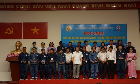 EVNHCMC khen thưởng 18 tập thể và 215 công nhân viên chức lao động - Ảnh 1. EVNHCMC khen thưởng 18 tập thể và 215 công nhân viên chức lao động - Ảnh 1.