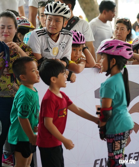 300 vận động viên nhí đua trượt patin ở Đầm Sen - Ảnh 7. 300 vận động viên nhí đua trượt patin ở Đầm Sen - Ảnh 7.