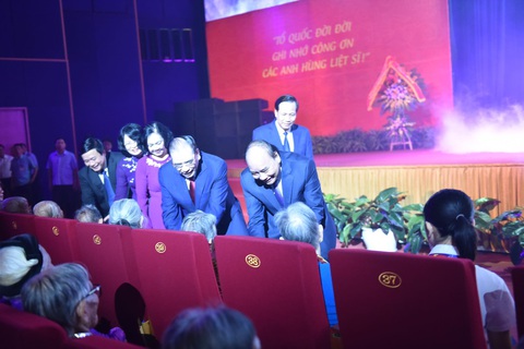 Thủ tướng Nguyễn Xuân Phúc: Không để các Mẹ Việt Nam anh hùng cô đơn, thiếu thốn - Ảnh 2. Thủ tướng Nguyễn Xuân Phúc: Không để các Mẹ Việt Nam anh hùng cô đơn, thiếu thốn - Ảnh 2.