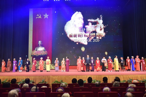 Thủ tướng Nguyễn Xuân Phúc: Không để các Mẹ Việt Nam anh hùng cô đơn, thiếu thốn - Ảnh 1. Thủ tướng Nguyễn Xuân Phúc: Không để các Mẹ Việt Nam anh hùng cô đơn, thiếu thốn - Ảnh 1.