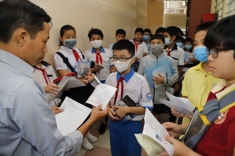 Sáng nay, gần 4.000 học sinh thi vào Trường chuyên Trần Đại Nghĩa - Ảnh 4. Sáng nay, gần 4.000 học sinh thi vào Trường chuyên Trần Đại Nghĩa - Ảnh 4.