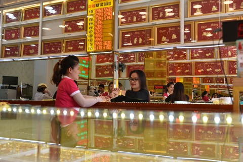 Vàng một tuần tăng giá ngoài tưởng tượng, nhưng kiếm lời coi bộ khó - Ảnh 1. Vàng một tuần tăng giá ngoài tưởng tượng, nhưng kiếm lời coi bộ khó - Ảnh 1.